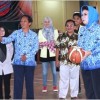 Bupati Kuningan, Hj Utje CH Suganda membuka secara resmi turnamen baske pelajar se wilayah 3 ditandai dengan memasukan bila basket ke jaring.